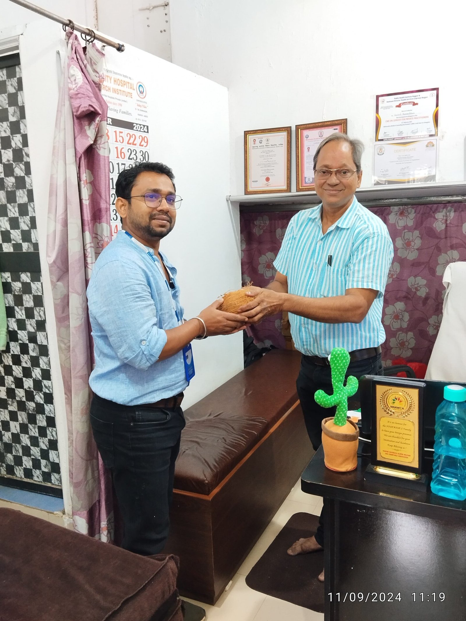 Dr. N. A. Dharmadhikari receiving felicitation from Mr. Biplov Mandal, Technical Advisor at The Union South-East Asia, during a TB health initiative event.